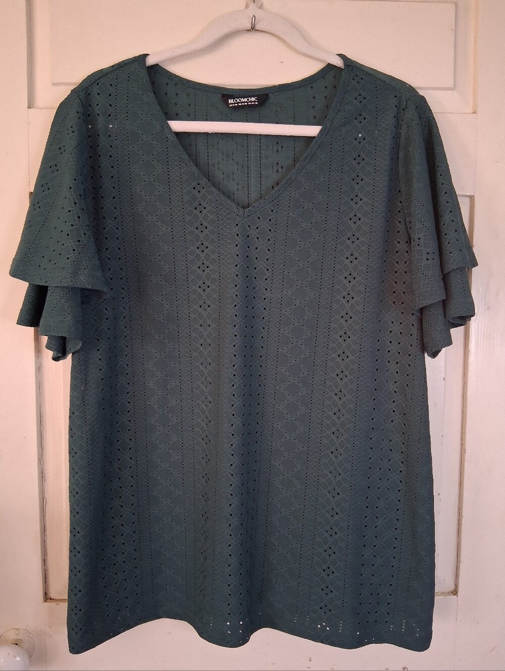 BloomChic Eyelet Flutter Sleeve V-neck Top - Dark Green. Size 14/16